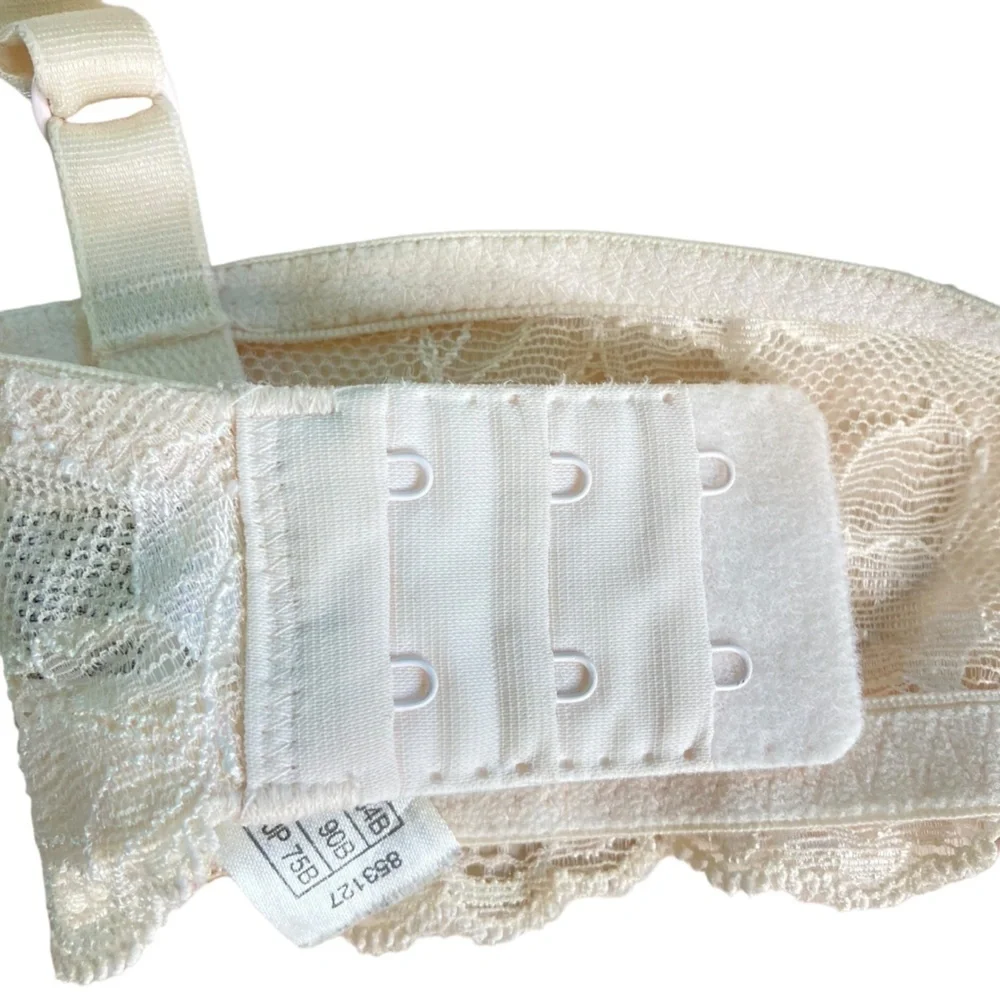 Wacoal Seasonal Fashion Lace Cream Contour Underwire Padded Bra (Size‎ 34B)